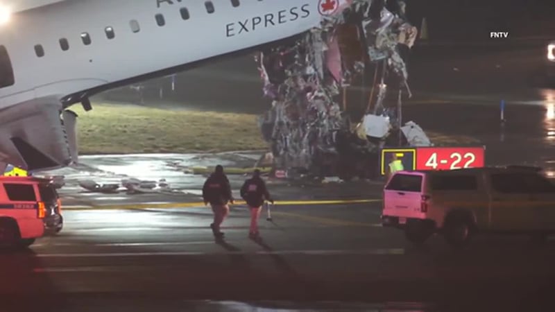 VIDEO: El momento exacto cuando avión impacta un camión de bomberos en el aeropuerto LaGuardia...