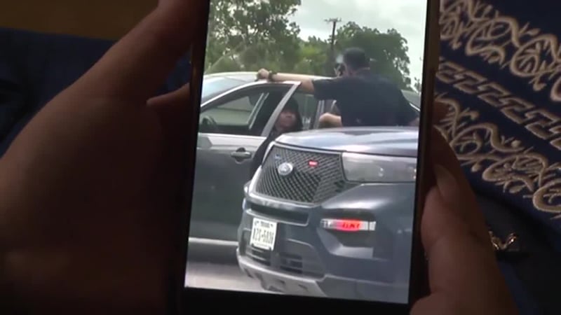 Salió del centro de detención vestido de charro. Captado el momento en que ICE libera al...