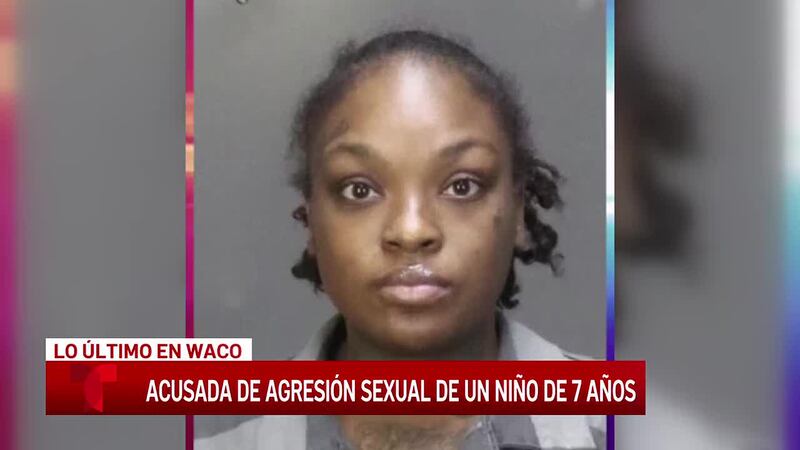 Una mujer de Waco es acusada de agredir sexualmente a un niño de 7 años