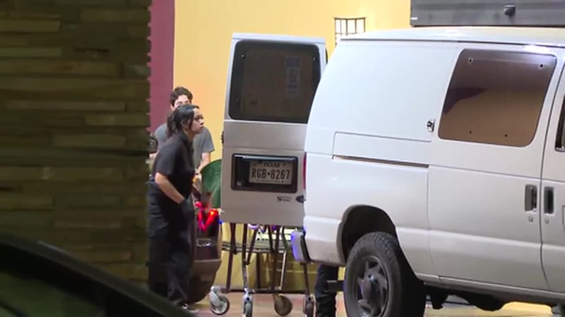 Cuando llegan, lo ven herido pero junto al cadáver de una mujer.