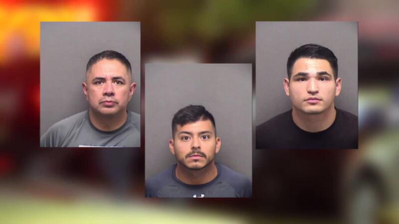 Declaran no culpables a tres policías enjuiciados por la muerte a balazos de una hispana en su...