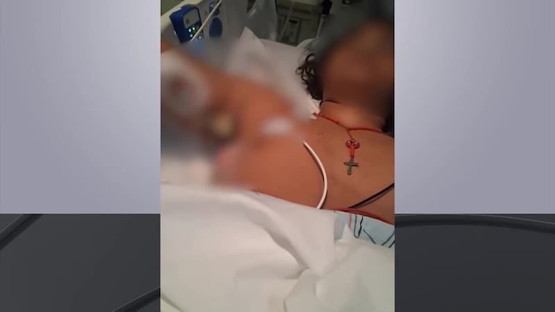 Joven hispano de 15 años apuñalado por desconocidos en un autobús cuando regresaba desde la...